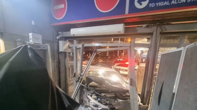 הרכב שהתנגש בויטרינת התחנה  (צילום: דוברות המשטרה)