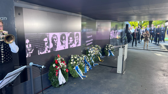 טקס ההנצחה באנדרטה לזכר חללי טבח מינכן בפארק האולימפי במינכן (צילום: ללא קרדיט)