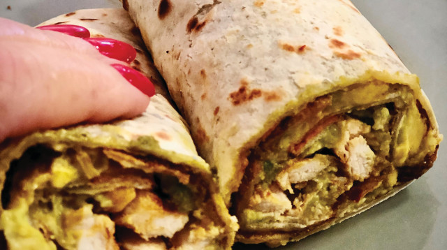 טורטיות ממולאות ברצועות חזה עוף, אריסה ואבוקדו (צילום: הכנה, סטיילינג וצילום: פסקל פרץ־רובין)