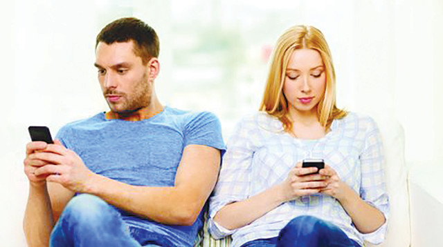 גבר ואישה מתעסקים בטלפונים הניידים (צילום: אינגאימג')