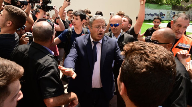 ח"כ בן גביר בתיכון בליך. "זו התוצאה של נרמול הכהניזם" (צילום: אבשלום ששוני)