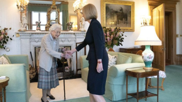ליז טראס והמלכה אליזבת השנייה (צילום: צילום מסך רשתות חברתיות לפי חוק 27א לזכויות יוצרים)