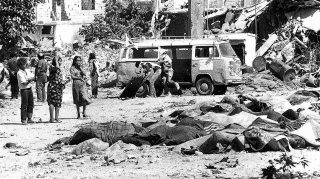 גופות במחנה בטבח סברה ושתילה בלבנון (צילום: מיקי צרפתי, "במחנה")