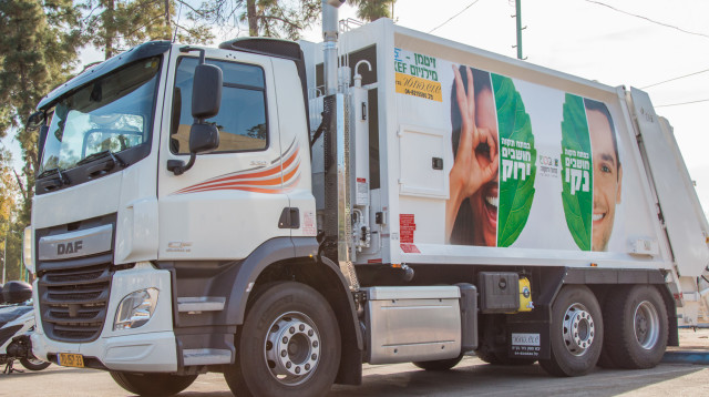 משאית אשפה של העירייה. "מידע נגיש ואפקטיבי" (צילום: דוברות עיריית פתח תקווה)