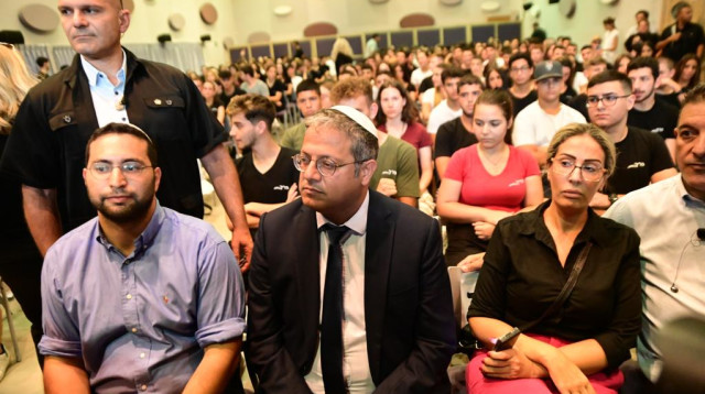 ביקור ח"כ בן גביר בבליך. "נאלץ להתפתל מול השאלות התלמידים" (צילום: אבשלום ששוני)