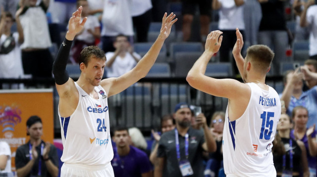 נשארו בחיים. פטרקה חוגג עם וסלי (צילום: רויטרס)