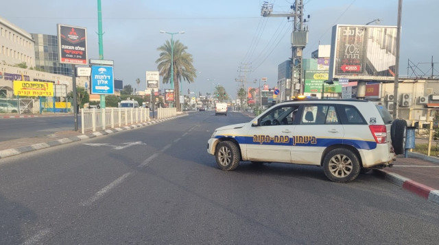 חסימת הכניסה לאזור התעשייה סגולה. האבטחה תתוגבר (צילום: דוברות עיריית פתח תקווה)