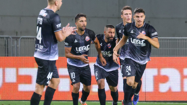 שחקני הפועל חיפה חוגגים עם לירן סרדל (צילום: דני מרון)