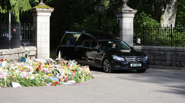 ארונה של המלכה מוצא מטירת בלמורל (צילום: רויטרס)