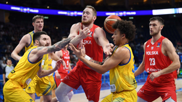 אלכסנדר דזייבה, שחקן נבחרת פולין, מול נבחרת אוקראינה (צילום: רויטרס)