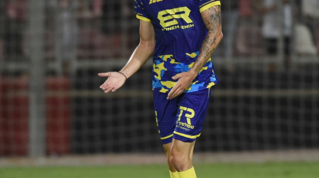 ניר ברדע שחקן מכבי בני ריינה (צילום: ברני ארדוב)