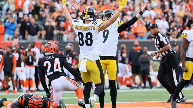 גיבור היום של פיטסבורג כריס בוסוול חוגג עם חברו לקבוצה פאט פריירמות' (צילום: GettyImages, Andy Lyons)