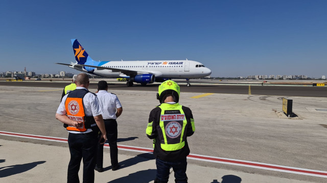 מטוס ישראייר, בעל התקלה, נחת בנתב"ג, צוותי מד"א חיכו לנחיתתו (צילום: דוברות מד"א)