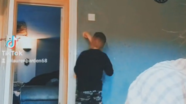 הלם! בן השש מצא אביזר מין מתחת למיטה (צילום: מתוך טיקטוק)