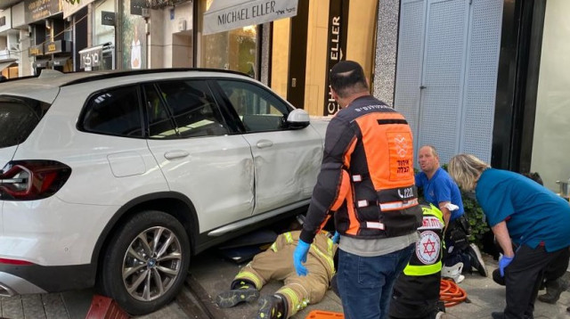 פגיעת רכב בכיכר המדינה (צילום: אבשלום ששוני)