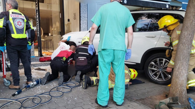 זירת התאונה בכיכר המדינה (צילום: דוברות מד"א)