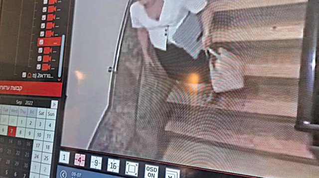 החשודה בגניבה, כפי שתועדה במצלמות האבטחה. “תעוזה וחוצפה” (צילום: מצלמות אבטחה)