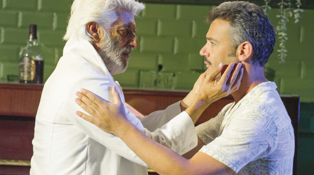 אלי דנקר בהצגה "קו החוף" (צילום: רדי רובינשטיין)