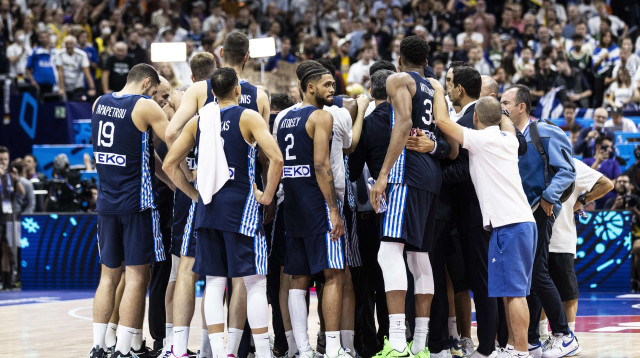 נבחרת יוון מאוכזבת (צילום: GettyImages, Maja Hitij)