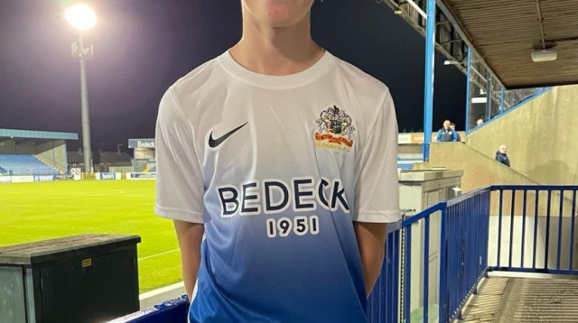 כריסטופר אתרטון, הכדורגלן הכי צעיר אי פעם בממלכה הבריטית (צילום: צילום מסך, טוויטר)