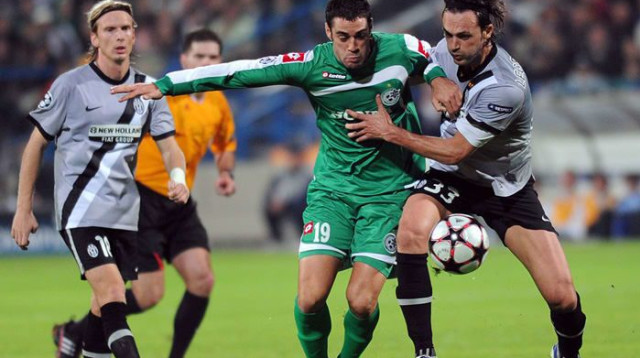 שחקן מכבי חיפה שלומי ארבייטמן מול ניקולה לגרוטלייה שחקן יובנטוס (צילום: ברני ארדוב)