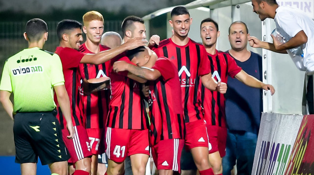 שחקני הפועל אדומים אשדוד חוגגים (צילום: אריאל שלום)