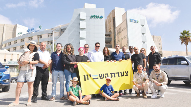 מובילי הצעדה בתמונה מחוץ למיון בבית החולים סורוקה בבאר שבע (צילום: צעדת השוויון )