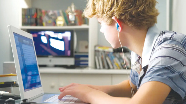 ילד במחשב, אילוסטרציה (צילום: אינגאימג')