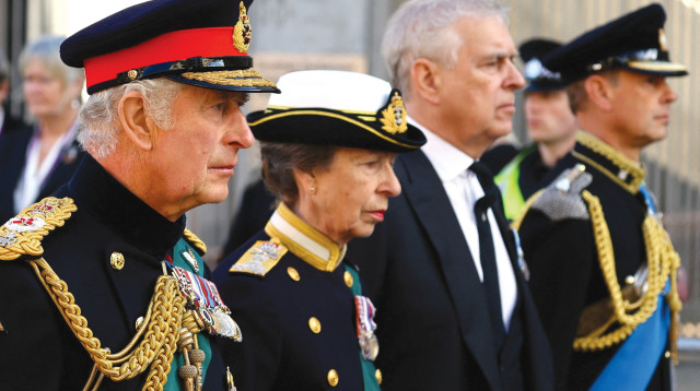 המלך צ'ארלס, הנסיכה אן והנסיכים אנדרו ואדוארד (צילום: רויטרס)