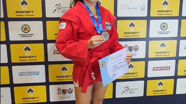 נהורה שבתאי עם המדליה (צילום: יחצ)