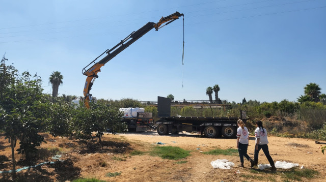 מקרה ההתחשמלות בשרון, המנוף שככל הנראה פגע בעמוד החשמל (צילום: תיעוד מבצעי מד"א)