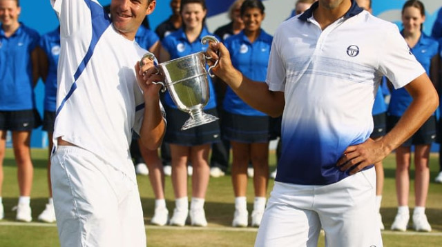 יוני ארליך, נובאק דג'וקוביץ', חוגגים את הזכייה בטורניר הזוגות בקווינס (צילום: GettyImages, Clive Brunskill)