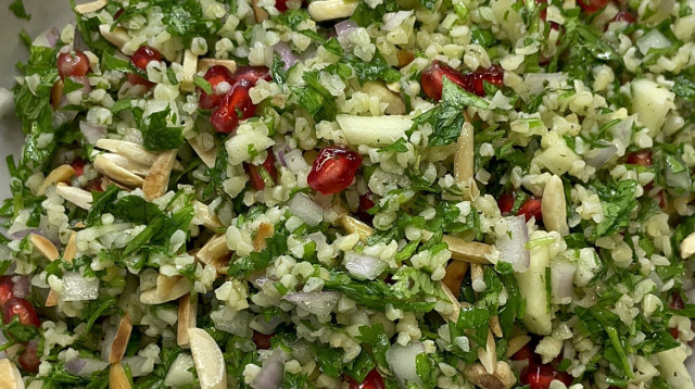 סלט בורגול עם רימונים (צילום: לירון ספיר)