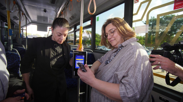 מרב מיכאלי מדגימה את דרכי התשלום החדשות באוטובוס (צילום: מיכאל דימנשטיין, לע"מ)