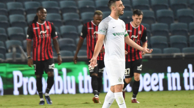 נטע לביא שחקן מכבי חיפה מאוכזב (צילום: ברני ארדוב)