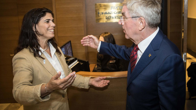 נשיא הוועד האולימפי הבינלאומי, תומאס באך, עם יעל ארד, יו"ר הוועד האולימפי בישראל (צילום: אתר רשמי, באדיבות הוועד האולימפי בישראל)