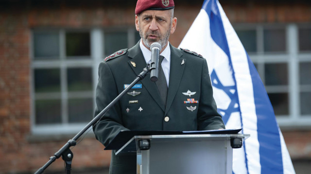 הרמטכ"ל אביב כוכבי באושוויץ (צילום: דובר צה"ל)