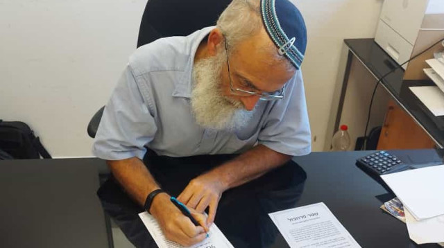 יו"ר ארגון רבני צהר, הרב דוד סתיו חותם על שטר הפרוזבול (צילום: ארגון רבני צהר)