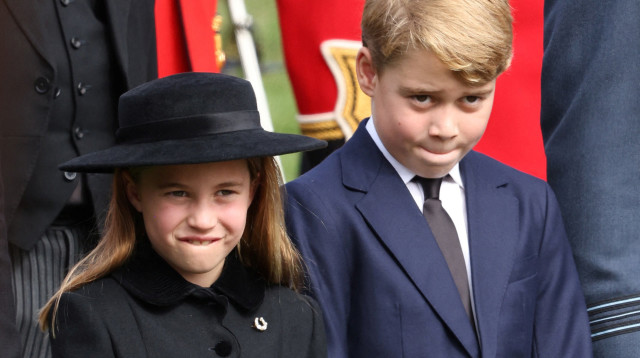 הנסיך ג'ורג' והנסיכה שרלוט בהלוויית המלכה אליזבת  (צילום: רויטרס)