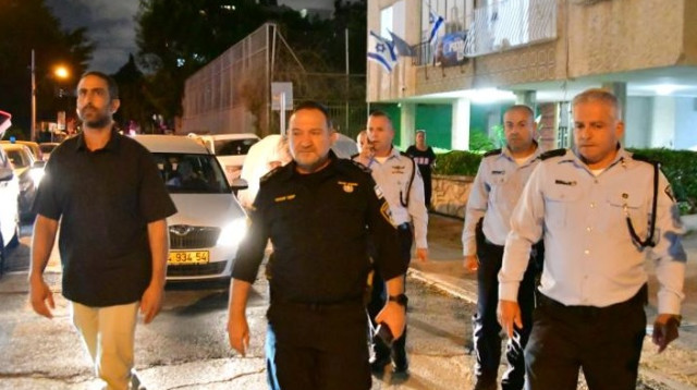 המפכ"ל קובי שבתאי בזירת הפיגוע בחולון (צילום: אבשלום ששוני)