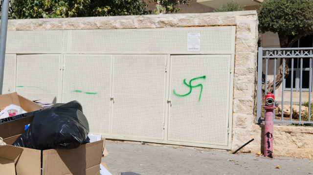 צלב קרס שרוסס בשכונת הדר גנים (צילום: ירון קדושים)