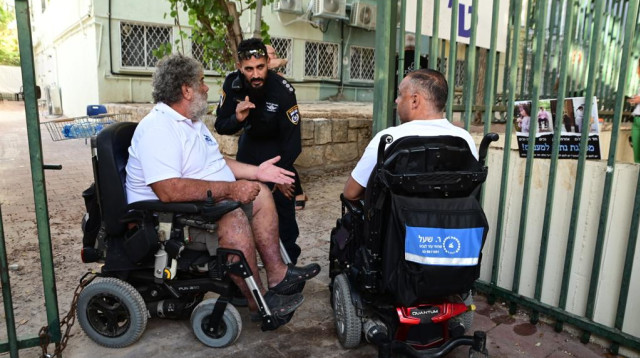 פעילי מפלגת נתיב בכניסה לבליך (צילום: אבשלום ששוני)