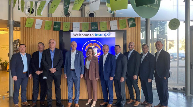 המשלחת ואנשי "טבע" (צילום: באדיבות "טבע")