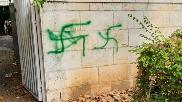 צלבי קרס בשכונת הדר גנים בפתח תקווה (צילום: ירון קדושים)