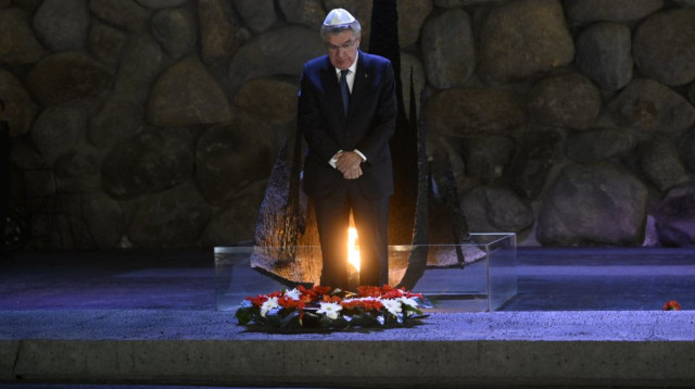 נשיא הוועד האולימפי הבינלאומי, תומאס באך, במוזיאון יד ושם (צילום: חורחה נובומינסקי/יד ושם)