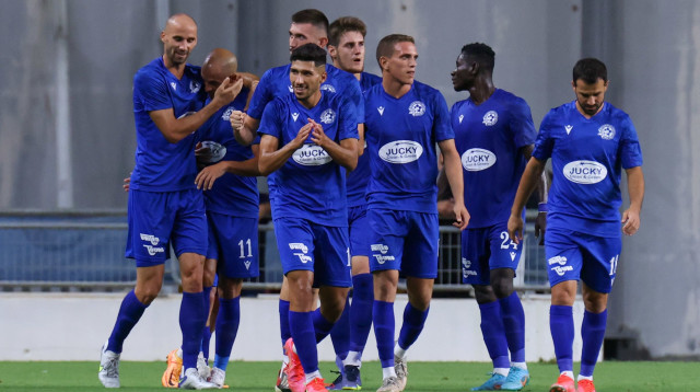 שחקני מכבי פתח תקוה חוגגים (צילום: דני מרון)