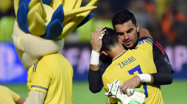 חואן פאבלו שוער מכבי תל אביב עם ערן זהבי (צילום: ברני ארדוב)