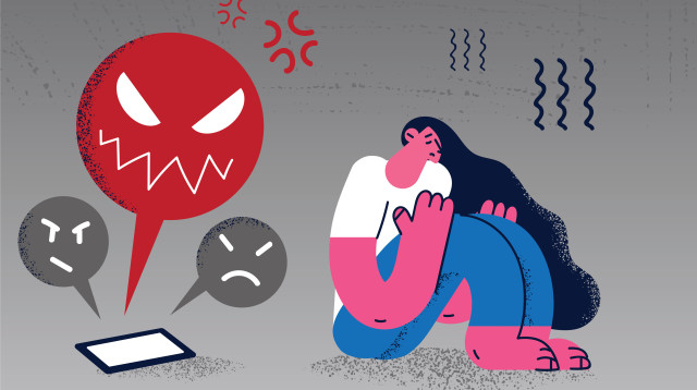 אישה יושבת בצד בגלל טוקבקים רעים (צילום: אינגאימג')