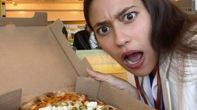 פיצה ב-16 ש"ח, הדר מוכתר מסעירה את הפייסבוק - שוב (צילום: מתוך פייסבוק)