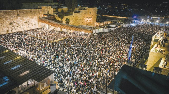 תפילת סליחות בכותל (צילום: אריה לייב אברמס)